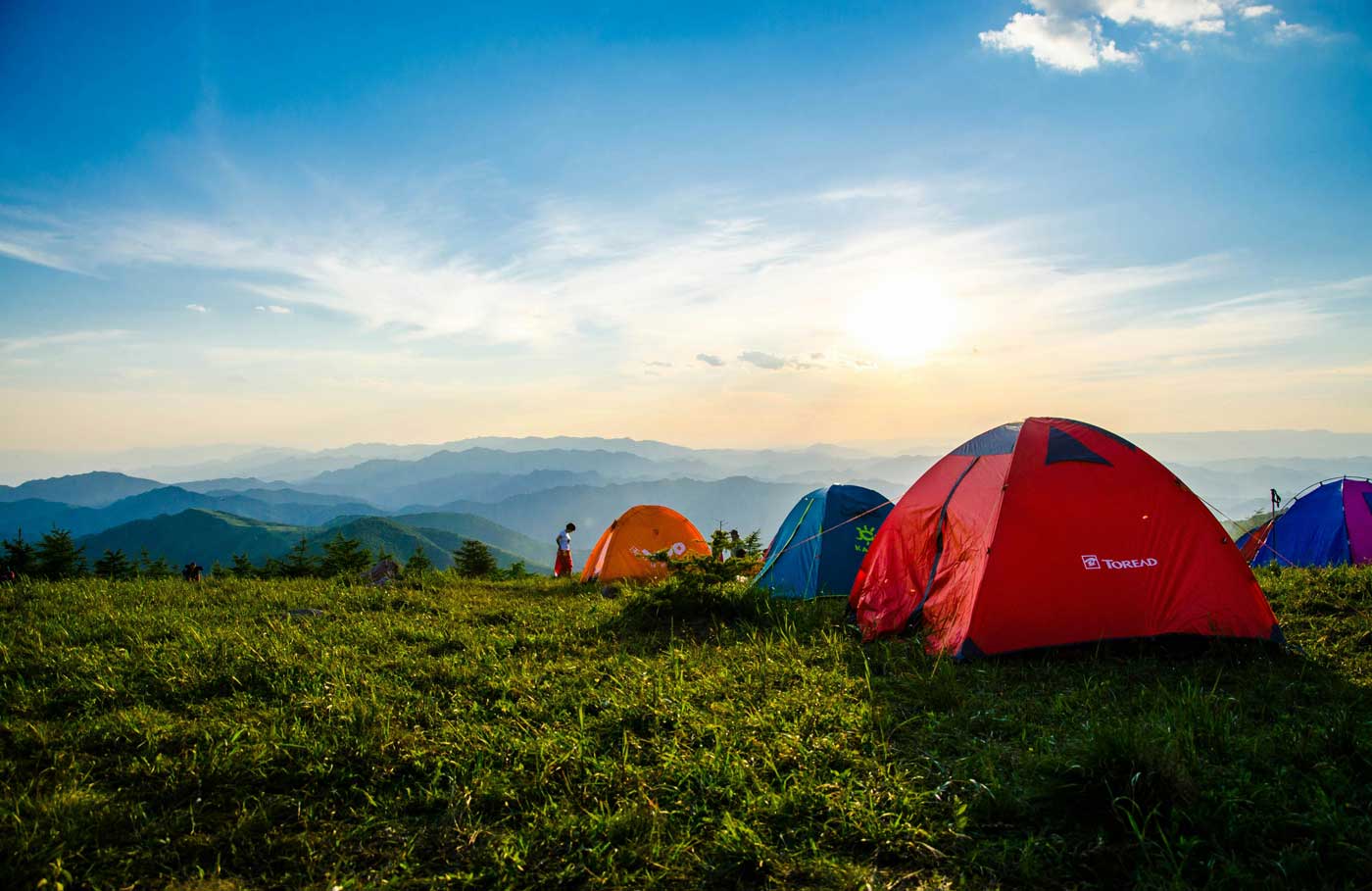 Zelte auf einer Wiese mit tollen Panoramablick