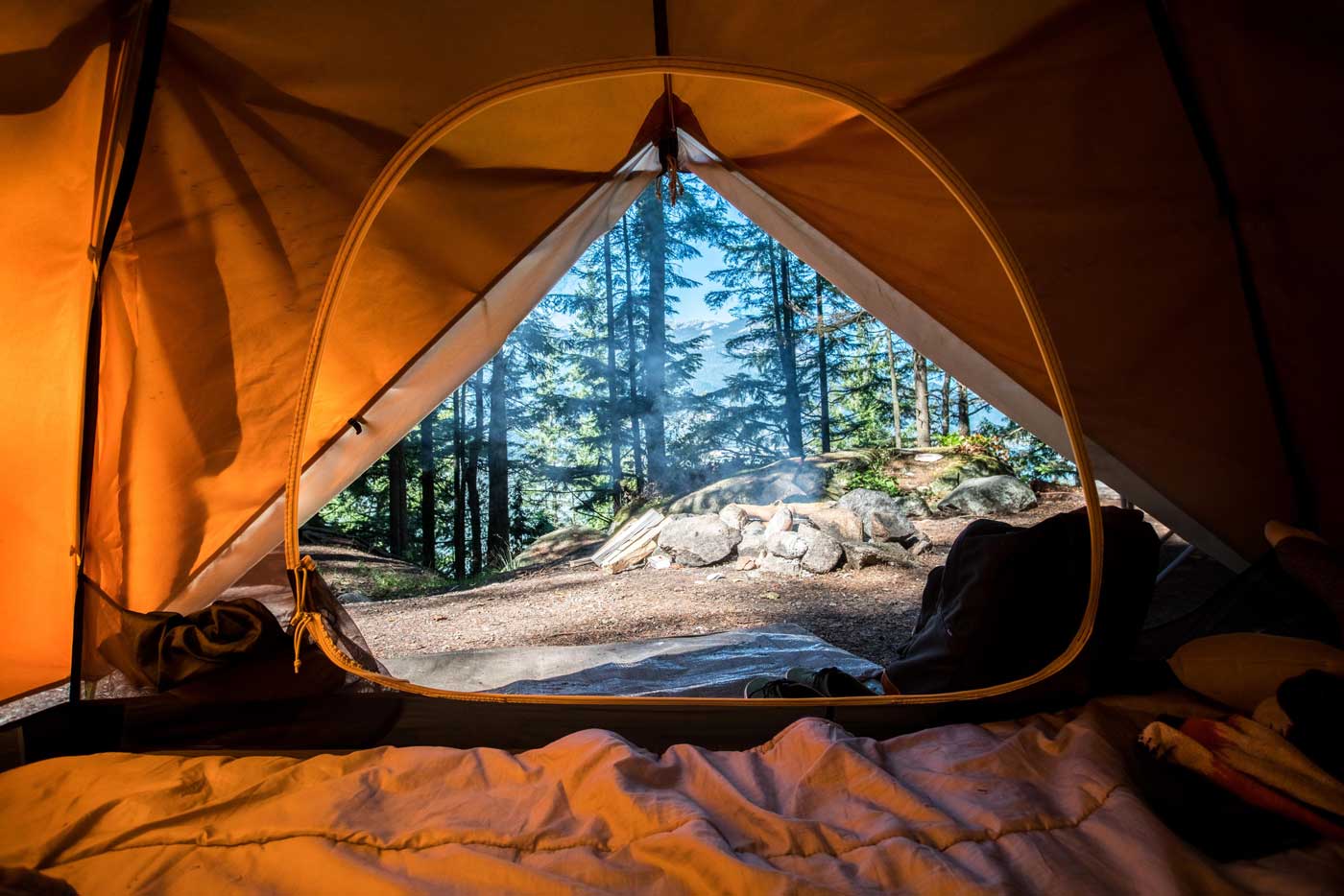 Blick aus einem Zelt nach draußen beim Camping