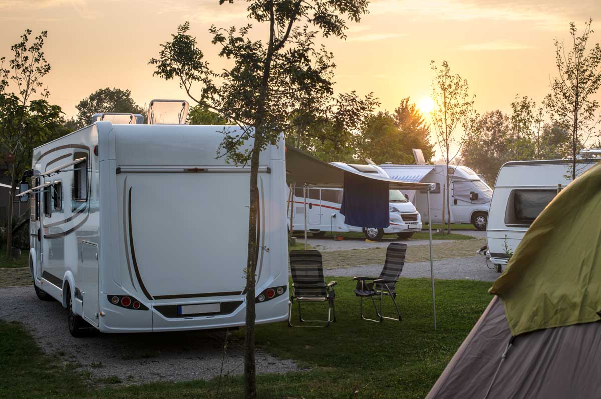 Wohnmobile stehen auf einem Campingplatz in NRW