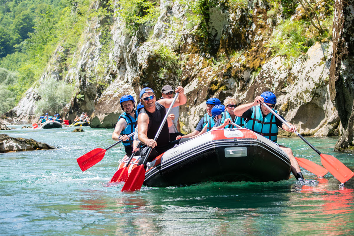 Boot mit Leuten beim Rafting auf einem Fluss