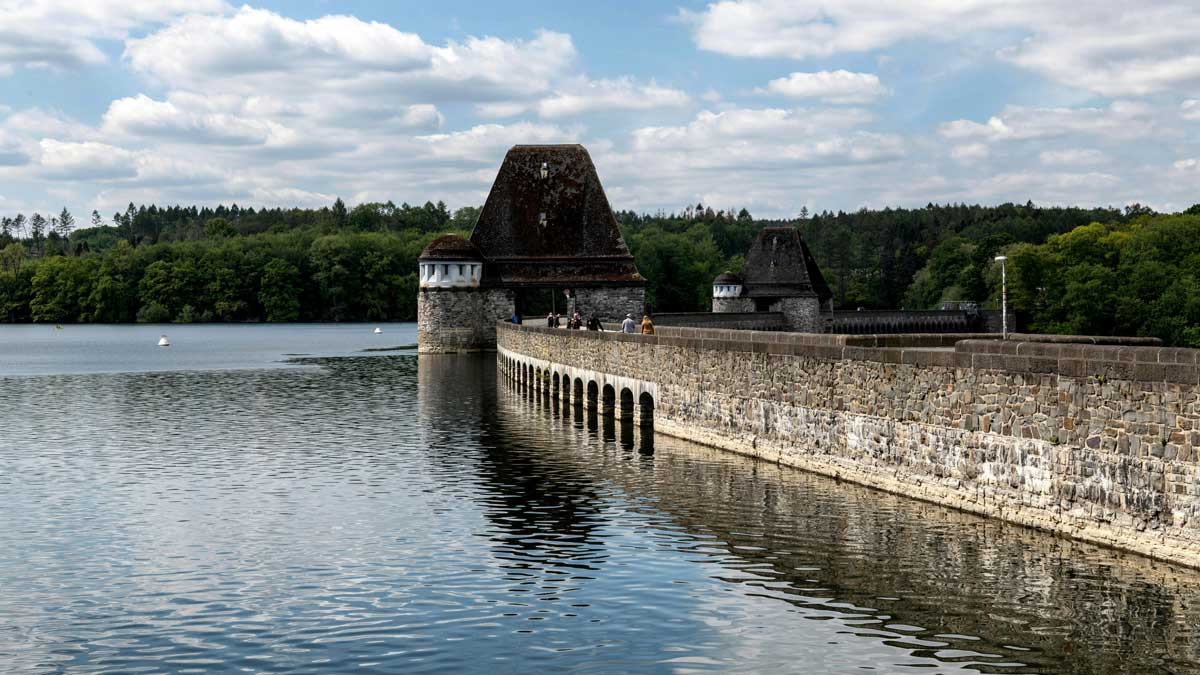 Staumauer am Möhnesee