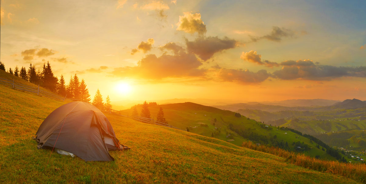 Zelt auf einem Berghang im Allgäu beim Sonnenaufgang