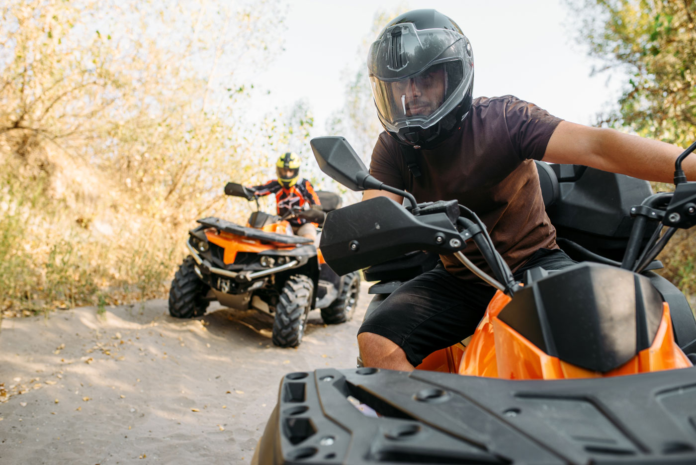 Zwei Männer machen ein Quad Tour in der Natur