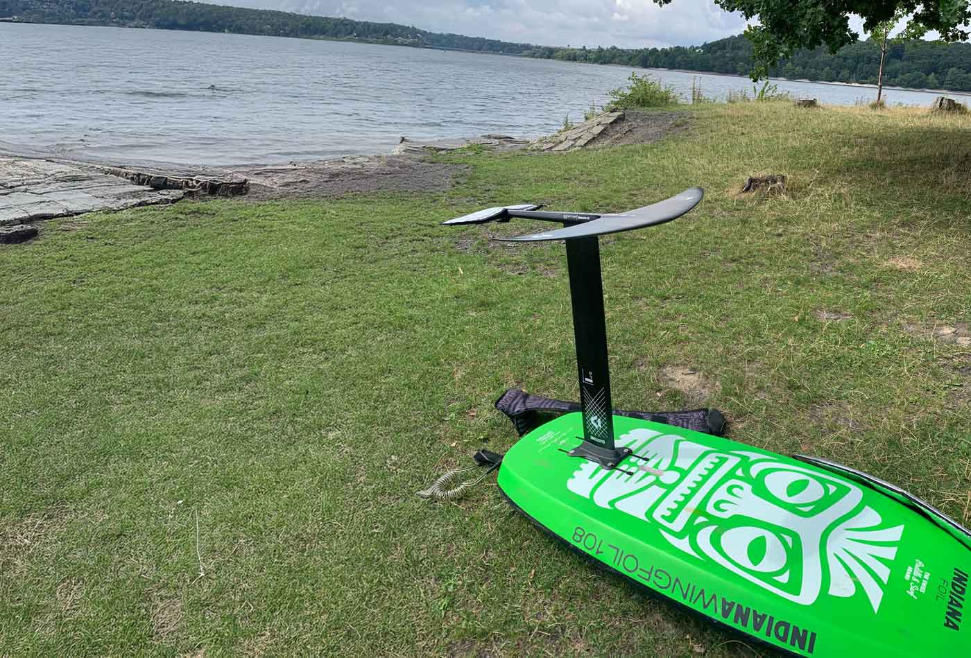 Duotone Foil mit Fuselage und zwei Flügeln an einem Indiana Wingfoil Board