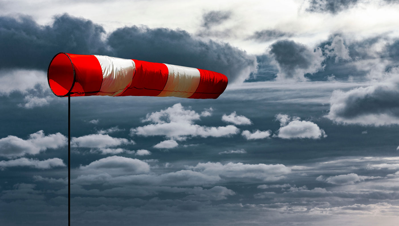 Windfahne vor stürmischem Himmel