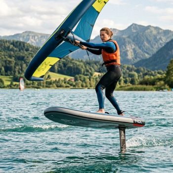Wingfoiler beim Anpumpen auf dem Wasser: Die richtige Körperhaltung für den Take-off bei Leichtwind.
